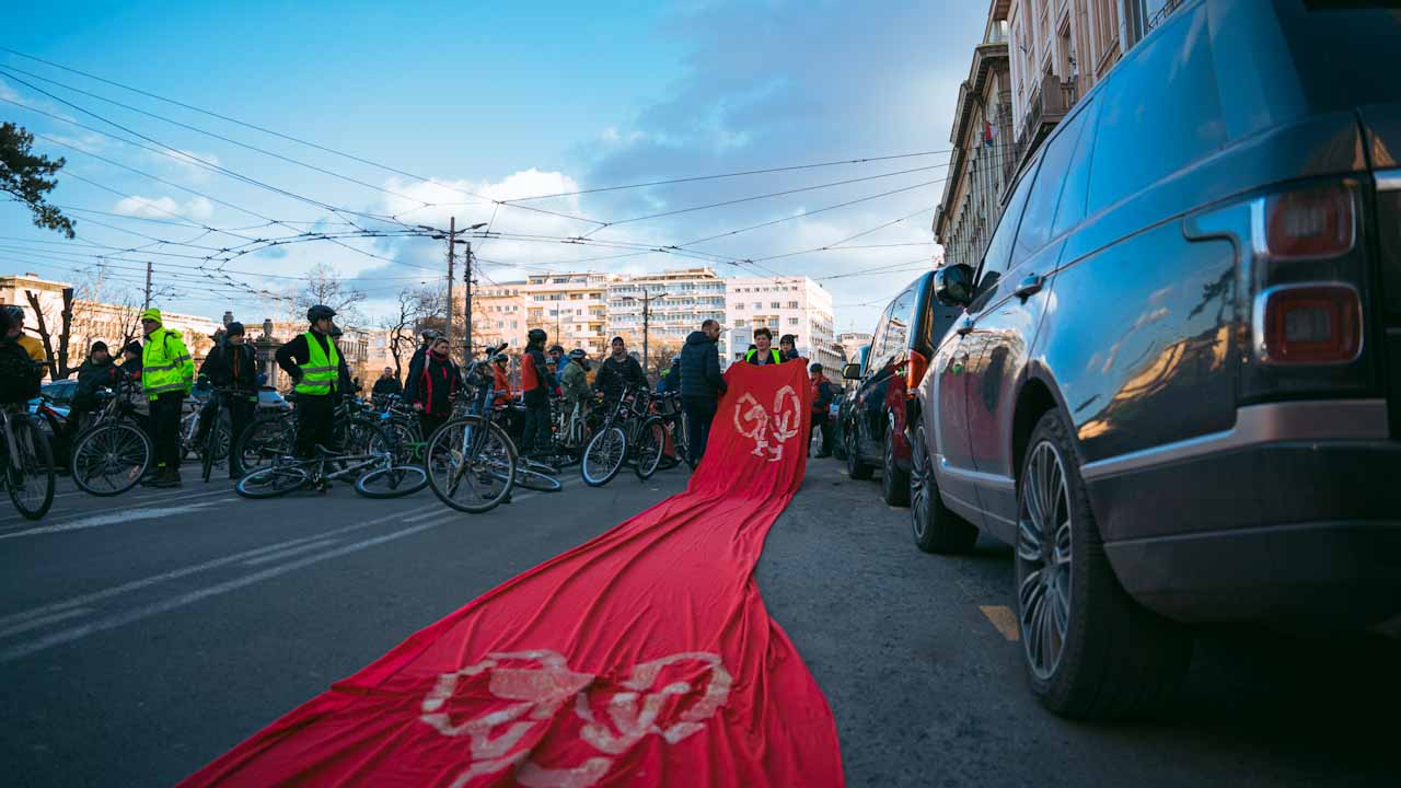 Održan protest biciklista ispred hotela Square Nine